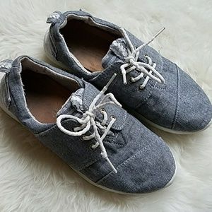Toms sneaker. Gray sneaker sz 8